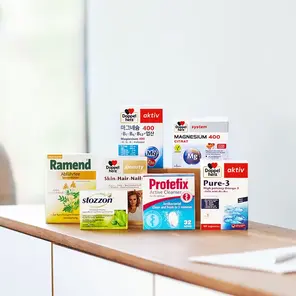 На изображении видна девушка, сидящая на диване и читающая планшет. На столе рядом с ней расположены упаковки медицинских препаратов, включая Ramend, Profifix и Pure+. Фон светлый и уютный.