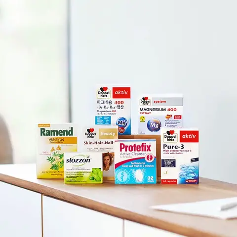 На изображении видна девушка, сидящая на диване и читающая планшет. На столе рядом с ней расположены упаковки медицинских препаратов, включая Ramend, Profifix и Pure+. Фон светлый и уютный.